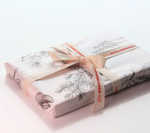 Lade das Bild in den Galerie-Viewer, Buch Somebody Told Me
